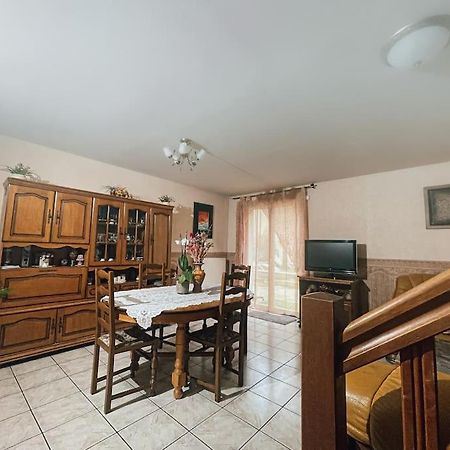 Apartmán La Perle Rose Only Women Femmes Uniquement Vénissieux Exteriér fotografie